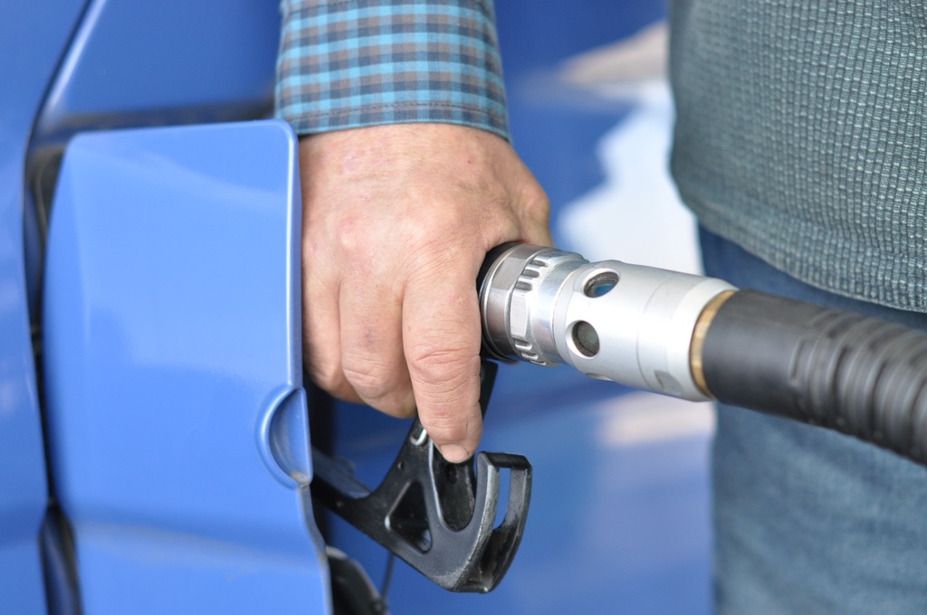 hand-arm-gas-station-energy-close-up-oil-1231215-pxhere.com